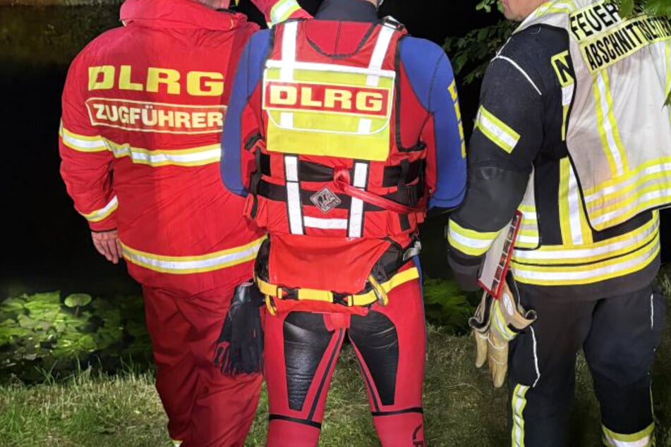 Feuerwehr und DLRG waren rasch mit zahlreichen Kräften vor Ort, doch ein 75-Jähriger konnte nur noch tot aus der Schwalm geborgen werden.