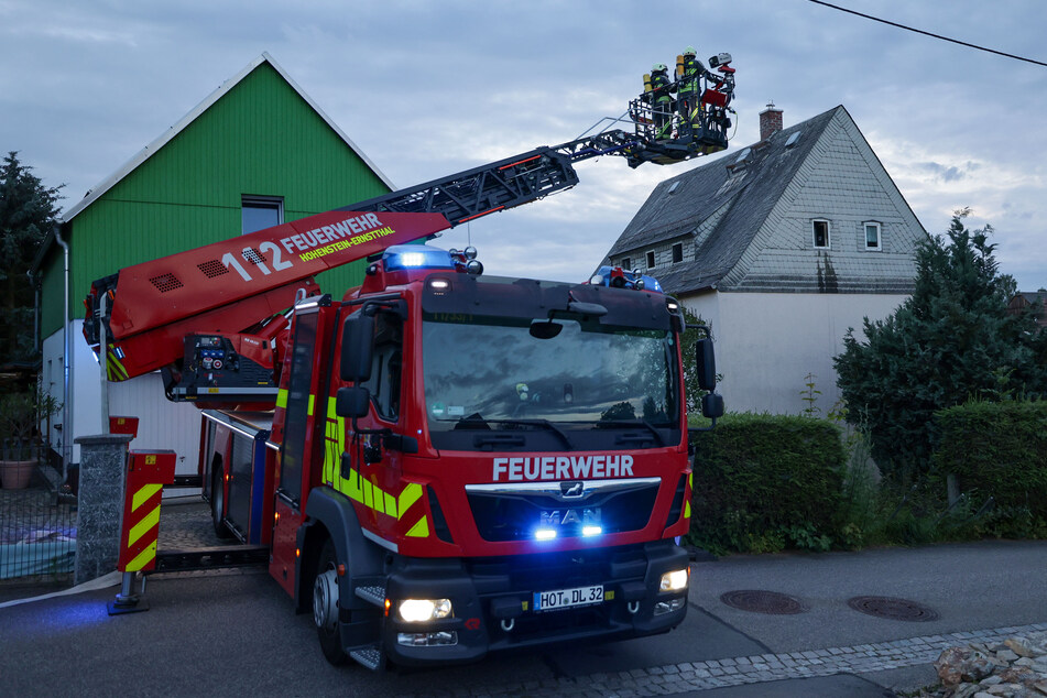 Die Feuerwehr rückte am Sonntagabend zu einem Wohnungsbrand in Oberlungwitz (Landkreis Zwickau) aus.