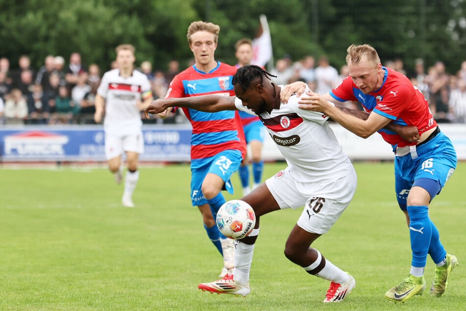 Ricky-Jade Jones (22, l) hatte sich im Testspiel bei der SV Drochtersen/Assel an der Schulter verletzt und muss operiert werden.