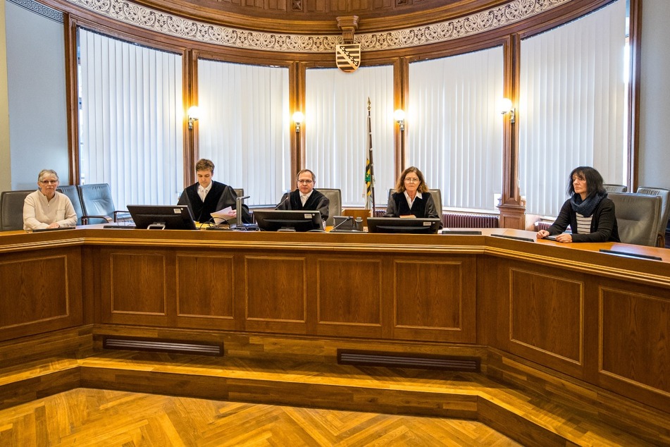Sie sollen die Wahrheit herausfinden: die Richter und Schöffinnen der 6. Strafkammer unter Vorsitz von Dr. Andreas Stadler (Mitte).