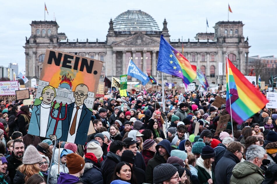 In Berlin demonstrierten am Sonntag mehr als 160.000 Menschen gegen eine Zusammenarbeit mit der AFD.