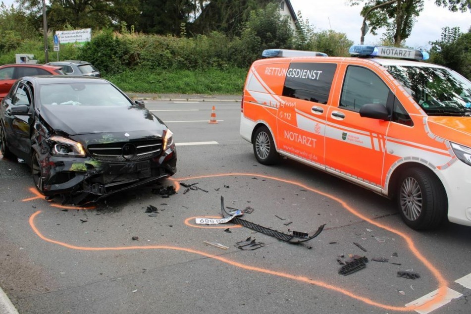 Der schwarze Mercedes der 32-Jährigen wurde bei dem Unfall erheblich demoliert.