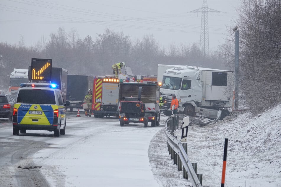 Auf der A17 ist am Montagnachmittag ein Lkw verunfallt.