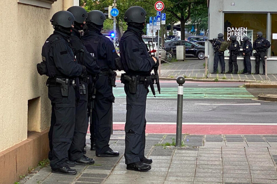 Schwer bewaffnete Beamte umstellten das Haus in Nürnberg.