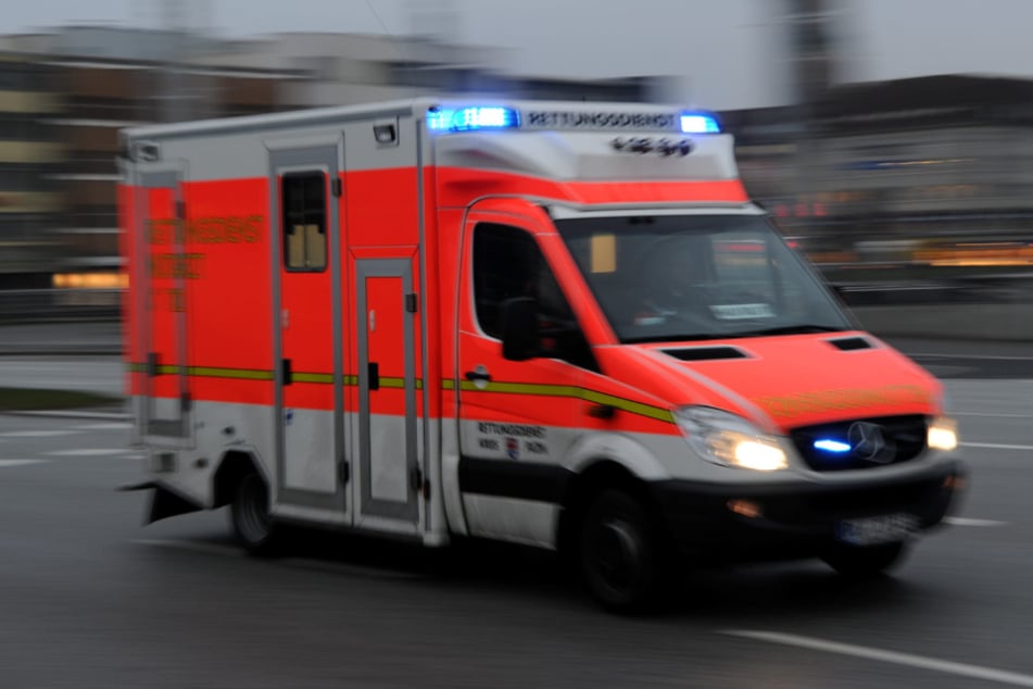 Ein Rettungswagen fährt zu einem Einsatz. (Symbolbild)