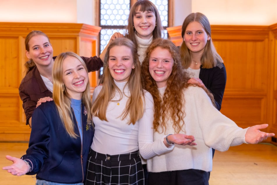 Sie standen der Jury zur Wahl: Miriam Scherzer (18, v.l.n.r.), Teresa Windschall (17), Sarah Bolsinger (17), Sophia Lechner (17), Sophia Sellin (16) und Nele Fehling (17), vor der Wahl.