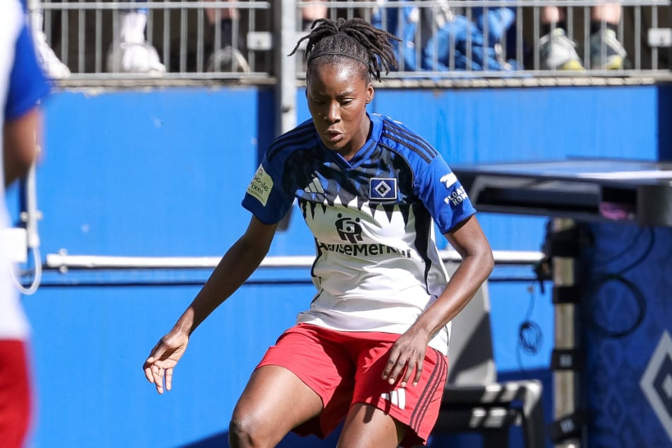 HSV-Spielerin Magou Doucoure (25) ist am Freitag auf dem Rasen des Volksparkstadions zusammengebrochen.
