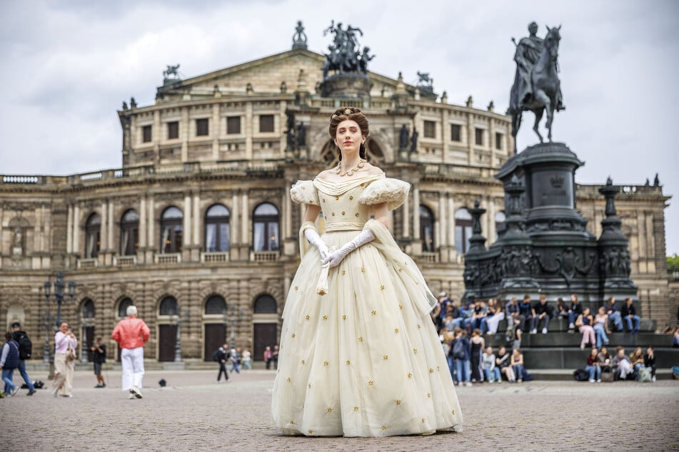 Kristine Emde im Ornat der Kaiserin Elisabeth Dienstag vor der Semperoper. Ihr Kleid ist angelehnt an die wohl berühmteste Gemälde-Darstellung Elisabeths, geschaffen von Franz Xaver Winterhalter 1865.
