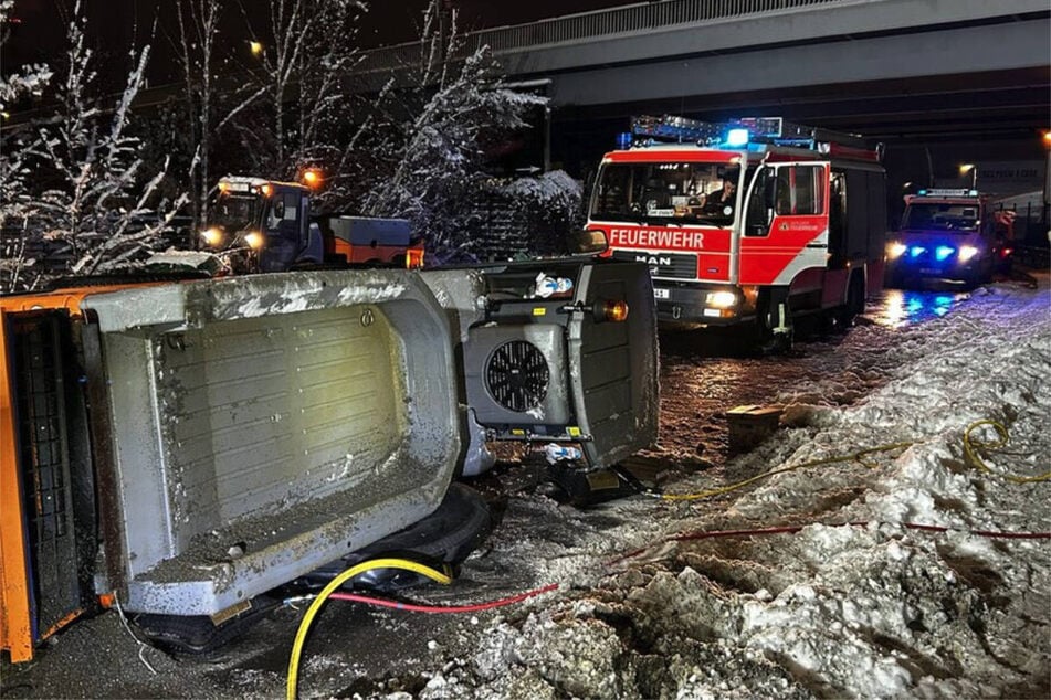 In Moabit ist ein Räumfahrzeug umgekippt, das vom Technischen Dienst der Feuerwehr aufgerichtet werden musste.