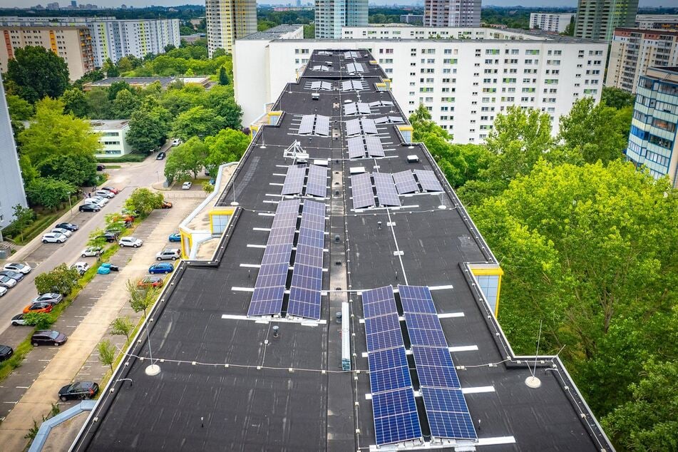 Auf den Dächern des "Vierfarbkarree" gehen Solaranlagen ans Netz.
