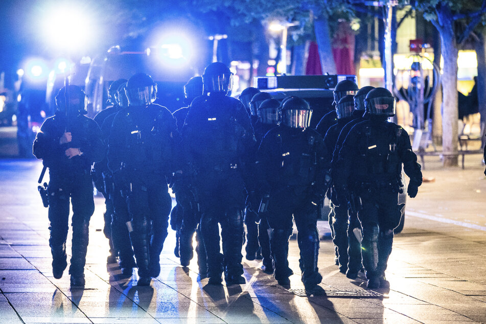 Polizisten bei einem Einsatz am Samstag in der Stuttgarter Innenstadt.