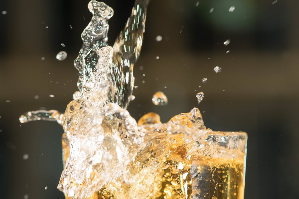 Später stellte sich heraus, dass es sich bei der Flüssigkeit im Glas nicht um Urin handelte. (Symbolfoto)
