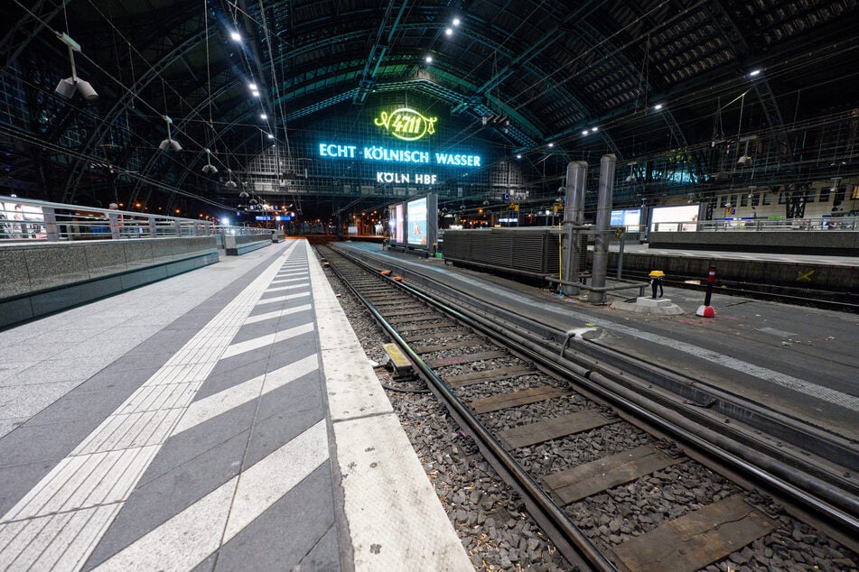 Um abzukürzen rannte ein Mann über die Gleise im Kölner Hauptbahnhof. (Archivbild)