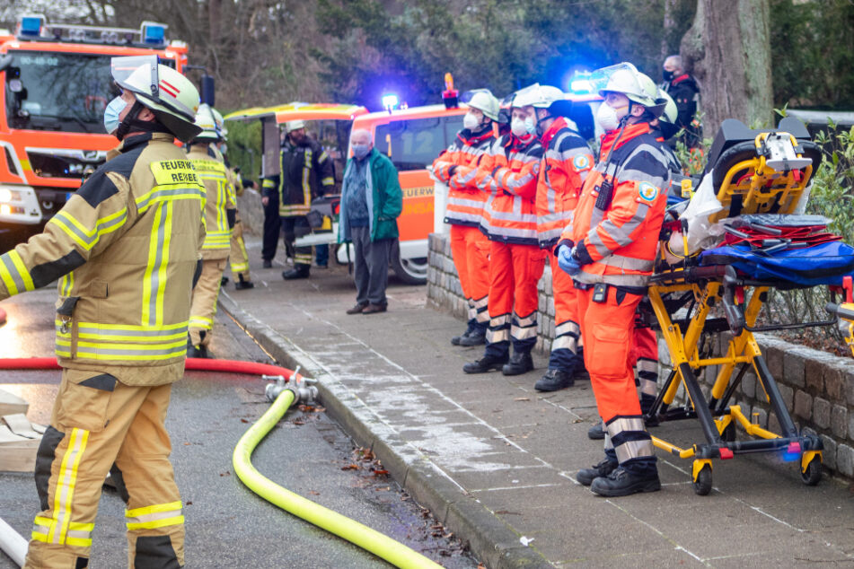 Rettungskräfte stehen für einen möglichen Einsatz bereit.