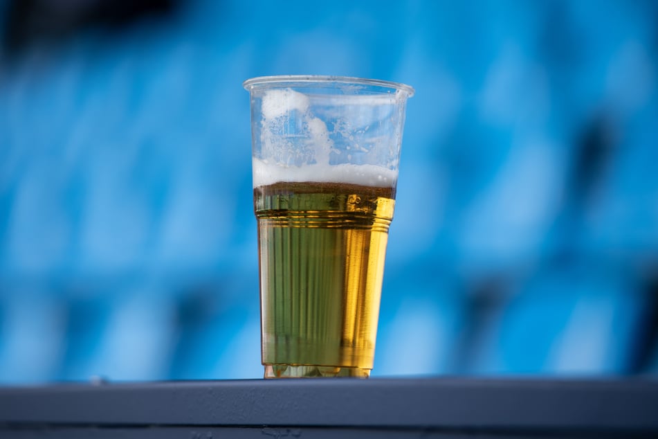 Ein Bier gehört für viele Fans zum Stadionbesuch dazu.