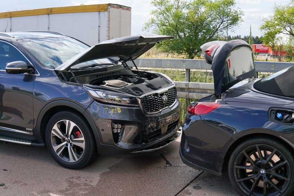 Die Fahrzeuge wurden teilweise stark beschädigt.