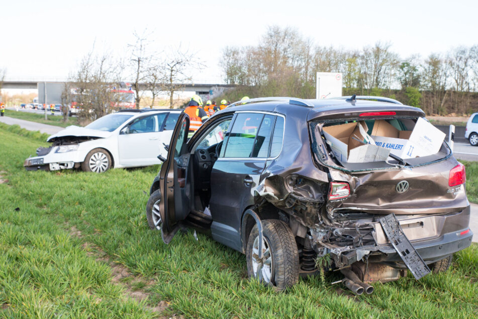 Beide Fahrzeuge wurden auf die nahe Wiese geschleudert.