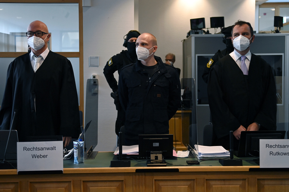 Der angeklagte Stephan Balliet (M.) neben seinen Verteidigern Hans-Dieter Weber (l.) und Thomas Rutkowski im Landgericht.