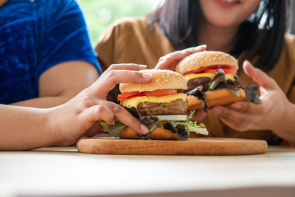 Wer auf Burger, Pommes und Co. nicht verzichten will, kann schon viel tun, indem er auf die Menge achtet, die er in einer Mahlzeit zu sich nimmt. (Symbolfoto)