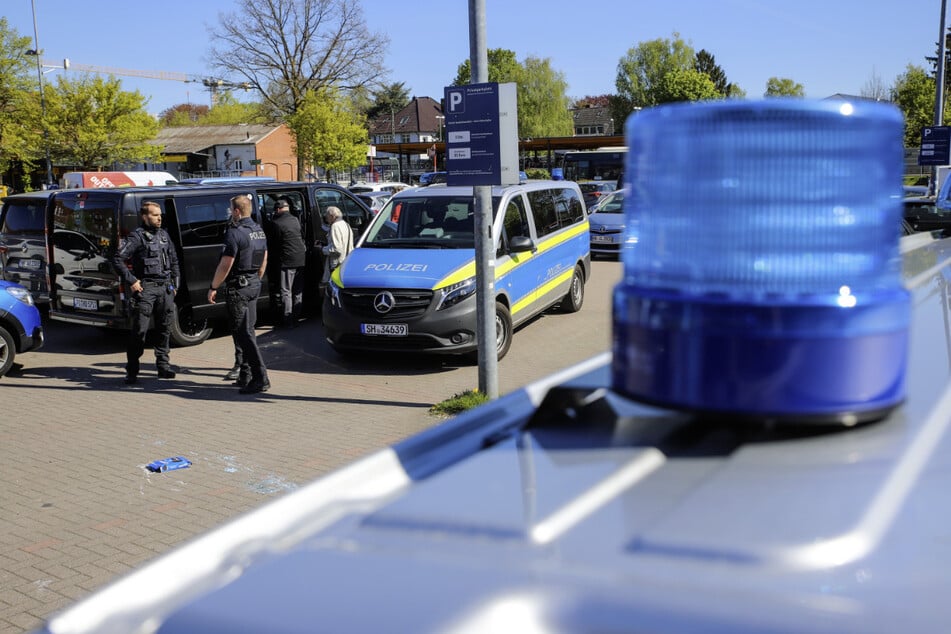 Die Polizei sucht in Tornesch, westlich von Hamburg, nach einem jungen Mann mit einer Waffe.