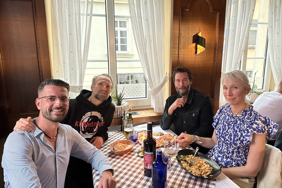 Entspannt unter Gästen. Keanu Reeves (3.v.l.) und Alexandra Grant (51) im Ristorante "Due Fratelli" in Hohenstein-Ernstthal.