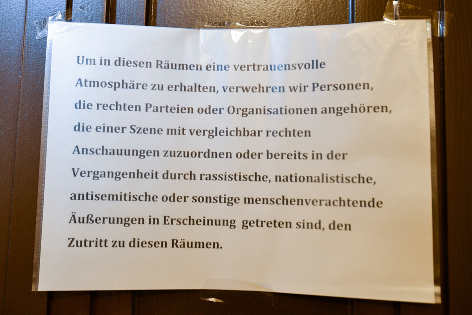 Dieses Schild hängt an der Rathaus-Bürotür der Grünen.