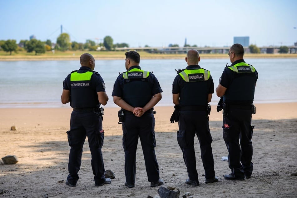 Verstöße gegen das Badeverbot im Rhein sollen vom Ordnungsamt mit einem Bußgeld von bis zu 1000 Euro geahndet werden.