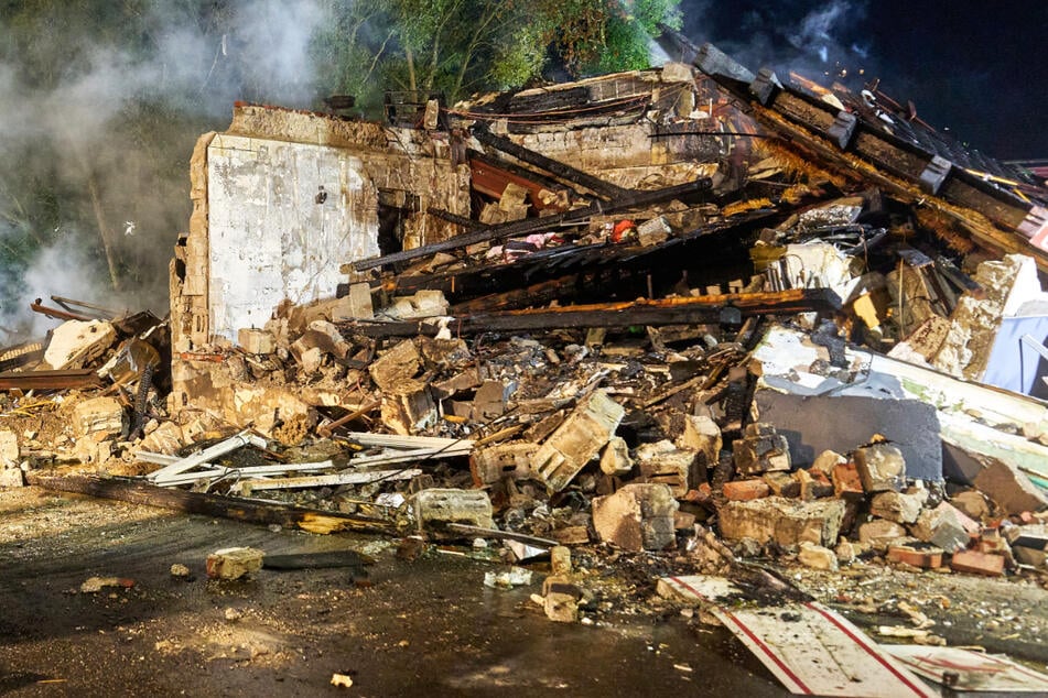 Explosion in Daaden: Ein Wohn- und Geschäftshaus wurde komplett zerstört, acht Menschen wurden bei dem Unglück verletzt.