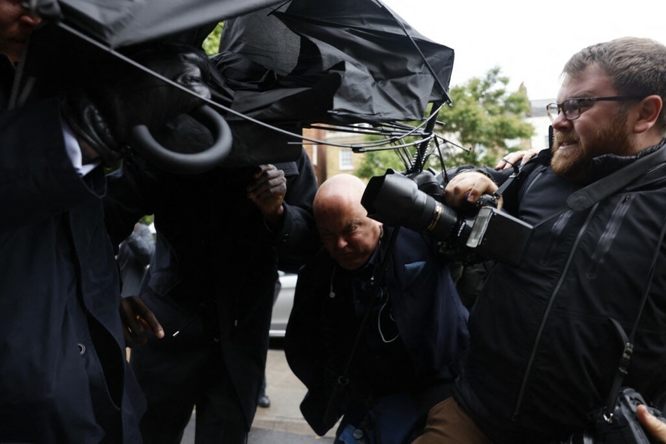 Vor dem Gericht kam es am Dienstag zu tumultartigen Szenen, als Sicherheitspersonal versuchte, Kurt Zouma (27) mit Regenschirmen gegen Fotografen abzuschirmen.