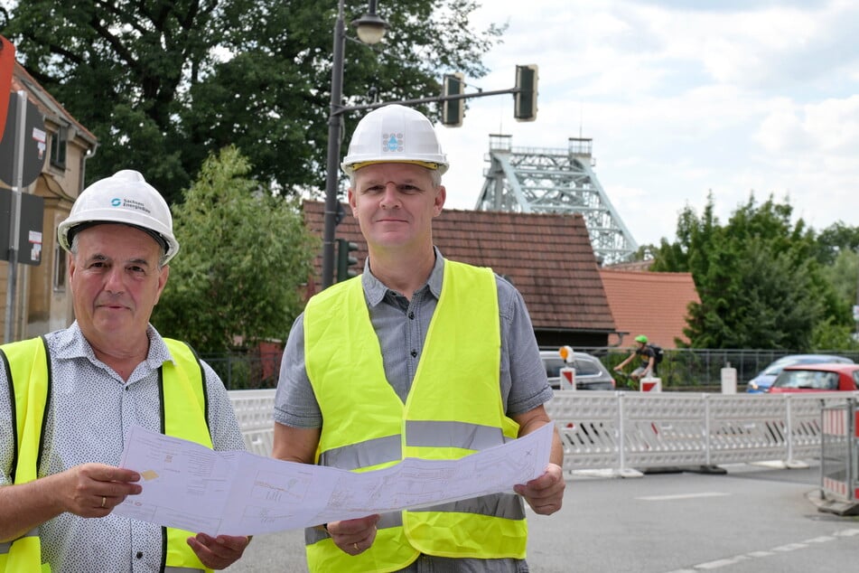 Müssen trotz der Hitze und des Ärgers Ruhe bewahren: Bauüberwacher Thomas Vollstädt (62, l.) und Daniel Gerber (45), Ingenieur in der Bauoberleitung.