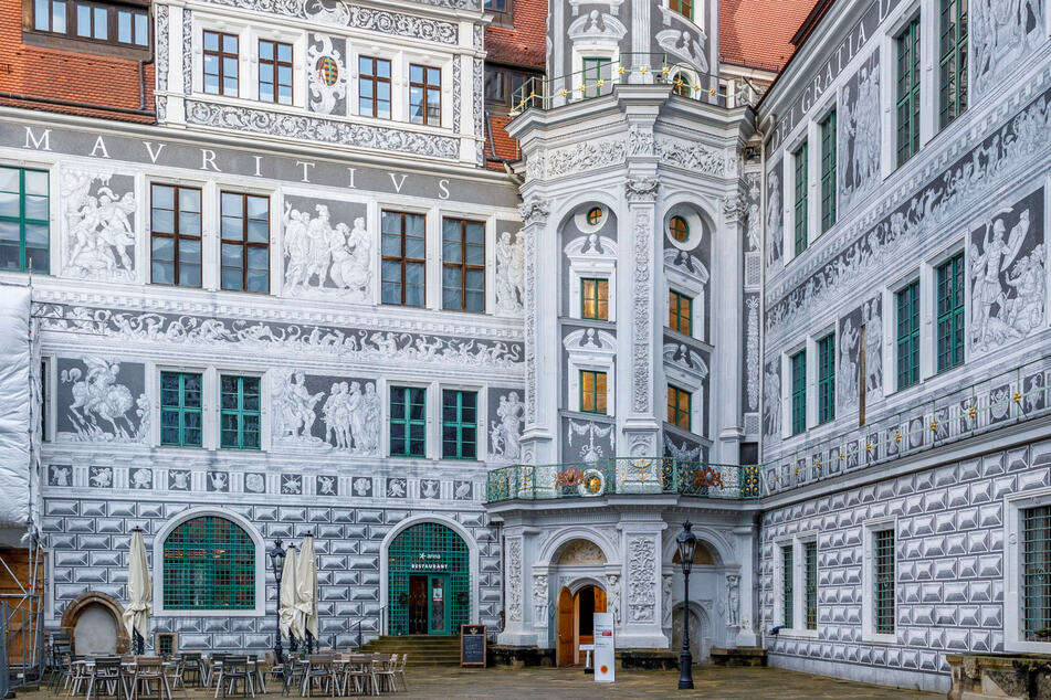Opulente Kunst: Die beim Wiederaufbau neu geschaffenen Graffiti im Schlosshof entstanden nach den Vorbildern aus dem 16. Jahrhundert.