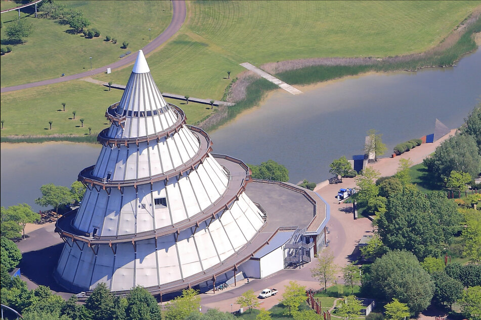 Der Jahrtausendturm im Elbauenpark öffnet seine Tore für volkstümliche Blasmusik vom Landespolizeiorchester Sachsen-Anhalt. (Archivbild)