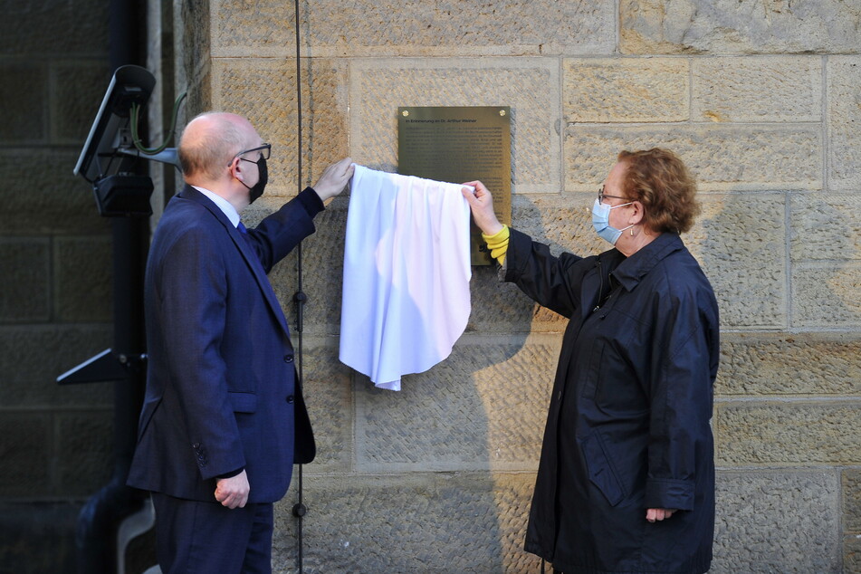 Oberbürgermeister Sven Schulze (49, SPD) und Ruth Röcher, Vorsitzende der Jüdischen Gemeinde Chemnitz, enthüllten die Gedenktafel des neuen Platzes.