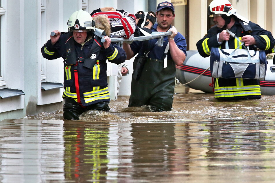 Rettungskräfte bei einer Evakuierung im Juni 2013 beim Hochwasser in Grimma. (Archivbild)