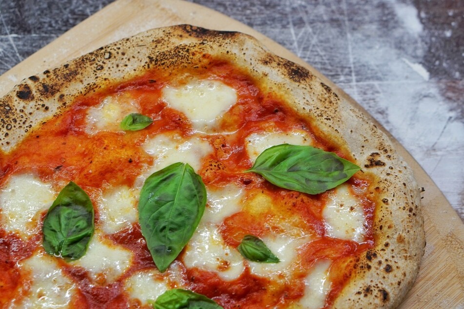 Ofenfrische Pizza mit unterschiedlichem Belag bekommst Du in der Pizzeria La Rustica. (Symbolbild)