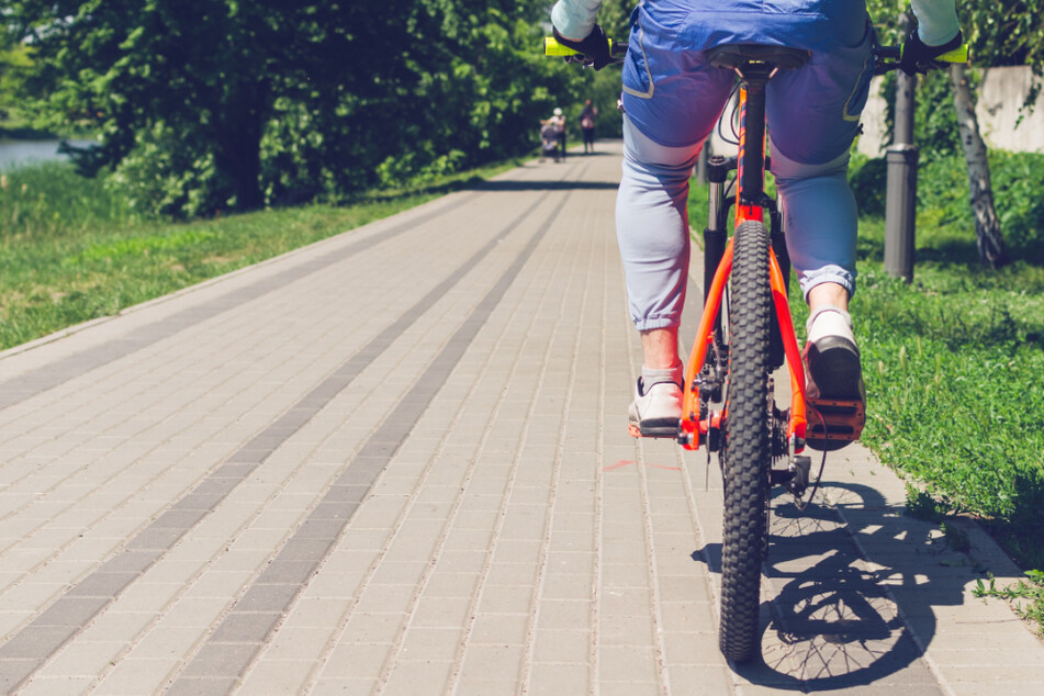 Der Radfahrer schlug mit einem holzartigen Gegenstand auf die andere Person ein. (Symbolbild)