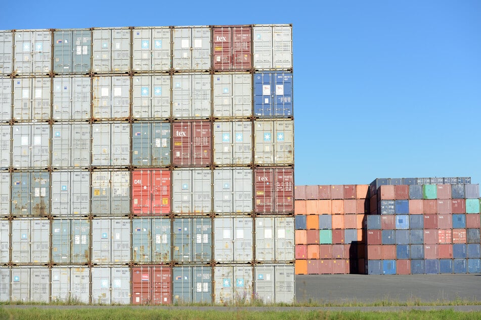 Container stehen an einem Umschlagbahnhof in Ulm.