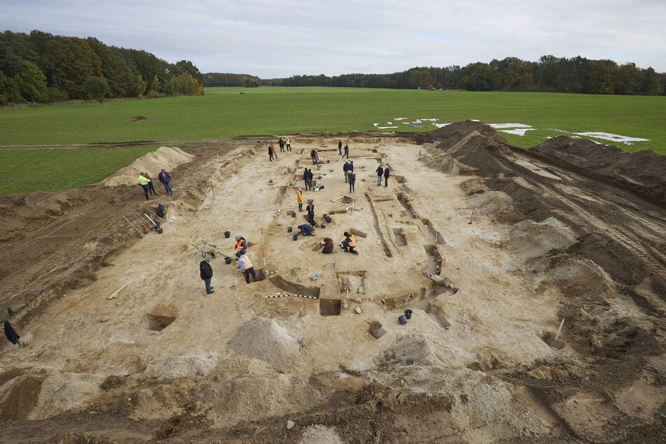 Nordwestlich von Berlin wurde bei Ausgrabungen einer Siedlung in der Nähe des "Königsgrabs" von Seddin im vergangenen Jahr eine riesige Halle aus der Bronzezeit entdeckt.