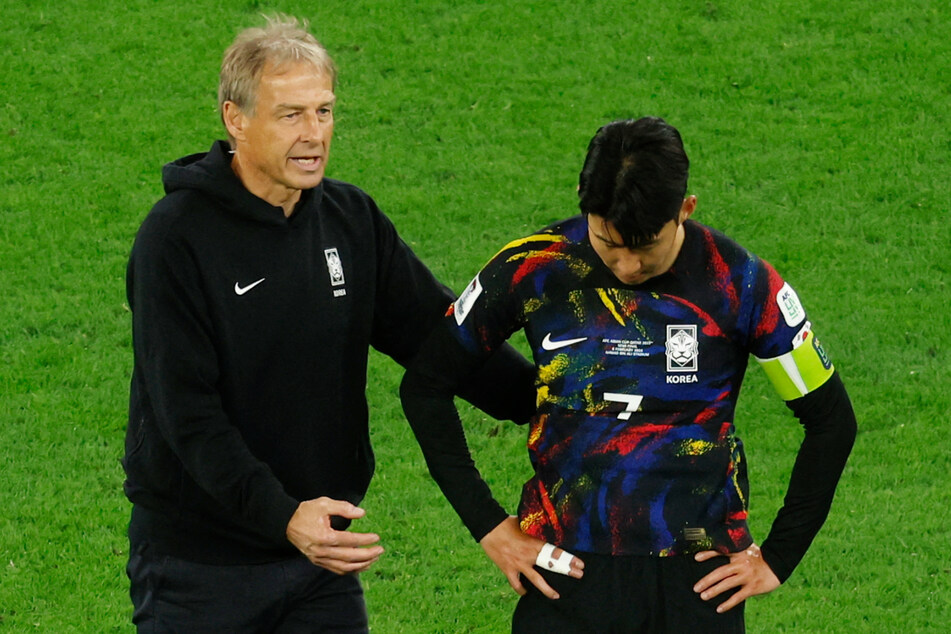 Jürgen Klinsmann (59) versucht, seinen Kapitän Heung-min Son (31) nach der Halbfinal-Niederlage gegen Jordanien zu trösten.