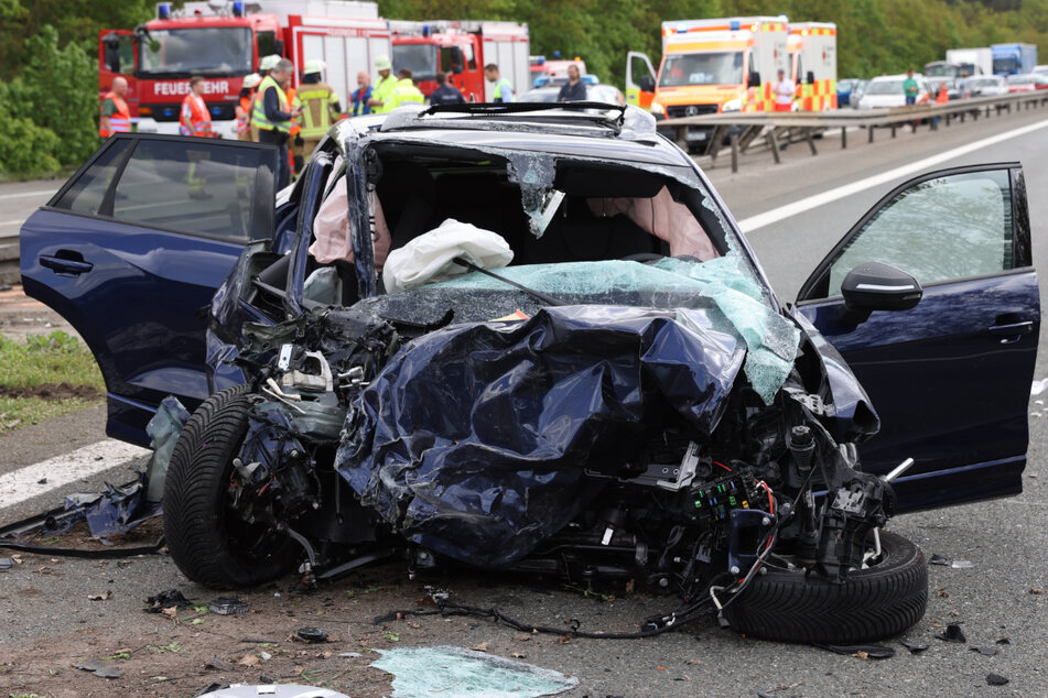 Auch weitere Fahrzeuge waren in das Unfallgeschehen in Bayern involviert. Ein Audi-Fahrer erlitt schwere Verletzungen ...