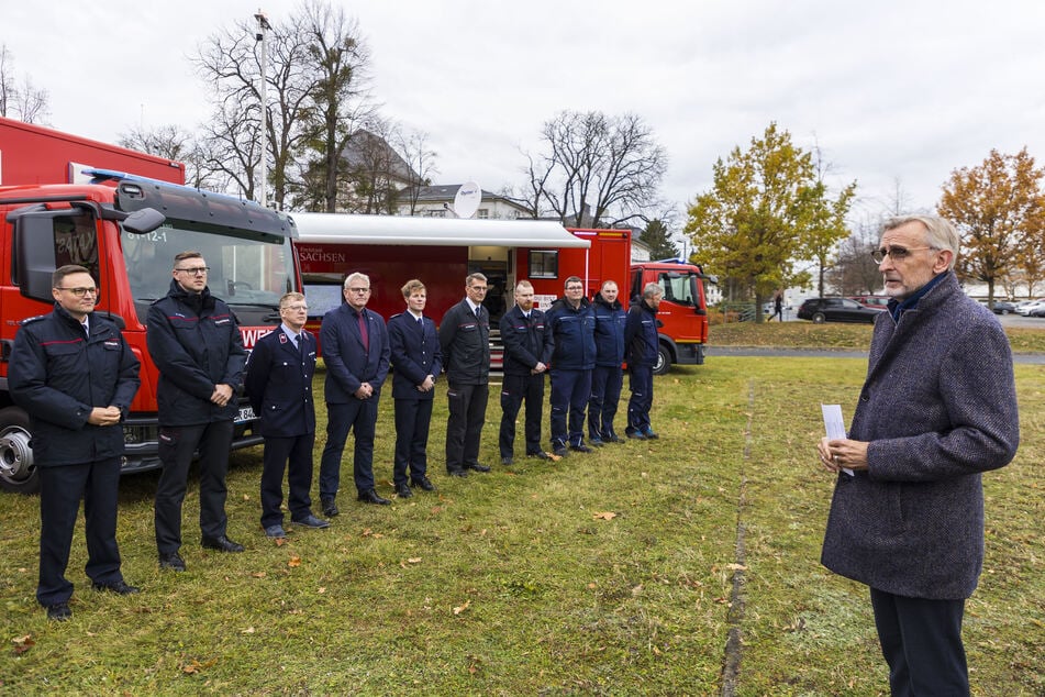Nach der Kabinettssitzung übergab Armin Schuster (64, CDU, r.) fünf Einsatzleitwagen an Vertreter der Landkreise Sächsische Schweiz-Osterzgebirge, Meißen, Nordsachsen und den Vogtlandkreis.