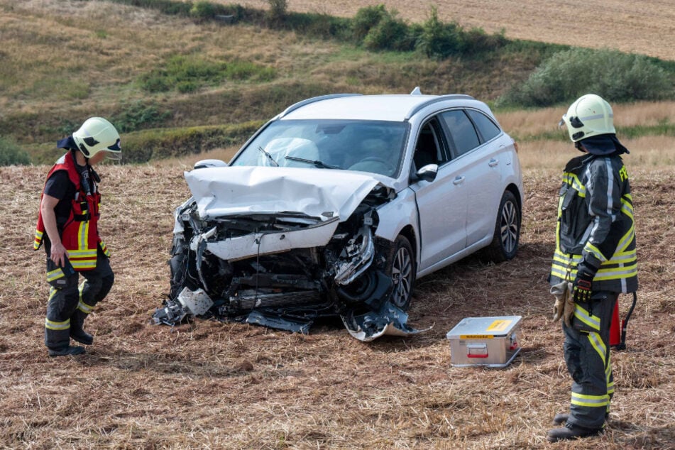Der Hyundai landete im angrenzenden Feld.