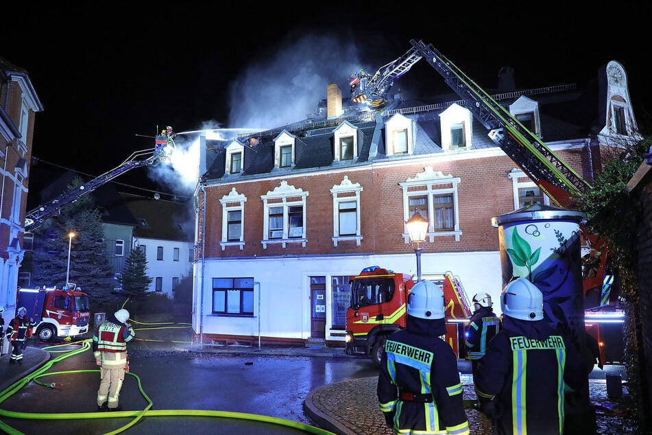 Zwei Drehleitern wurden für den Außenangriff genutzt.