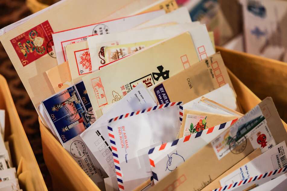 Etliche Briefe gehen beim Postamt des Christkindes ein.