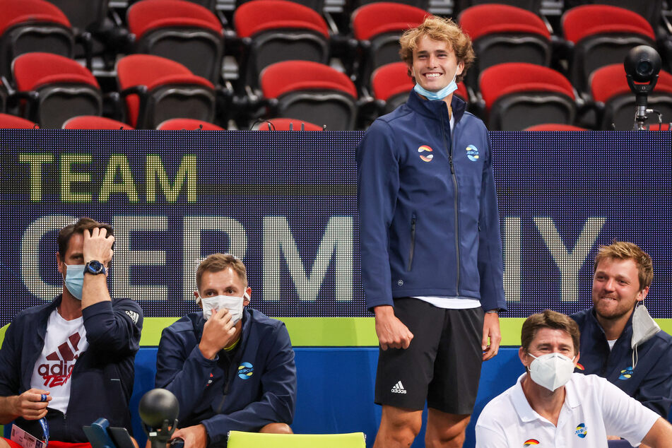 Zverev (24, stehend) beim letzten Team-Auftritt mit Deutschland beim ATP-Cup im Januar 2022 in Sydney.