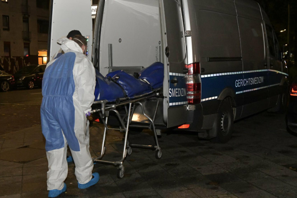 Ein Mitarbeiter der Gerichtsmedizin transportiert die Leiche ab.