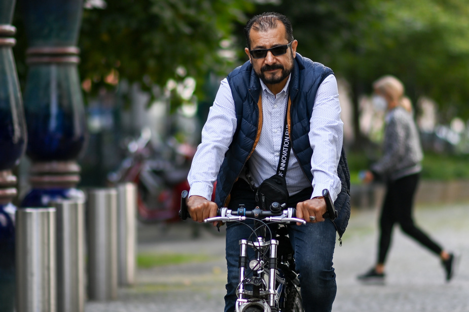 Syed Ahmad Shah Sadaat (50) ist in Leipzig jetzt sehr oft mit dem Rad unterwegs, um Essen auszutragen.