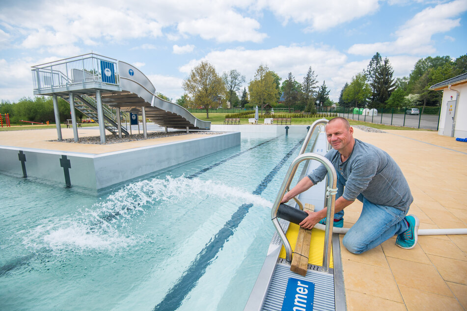 Thomas Sprunk (50) will das Freibad Neukirchen ab Juni täglich 10 bis 20 Uhr öffnen, für Frühschwimmer zusätzlich wochentags 8 bis 9 Uhr.