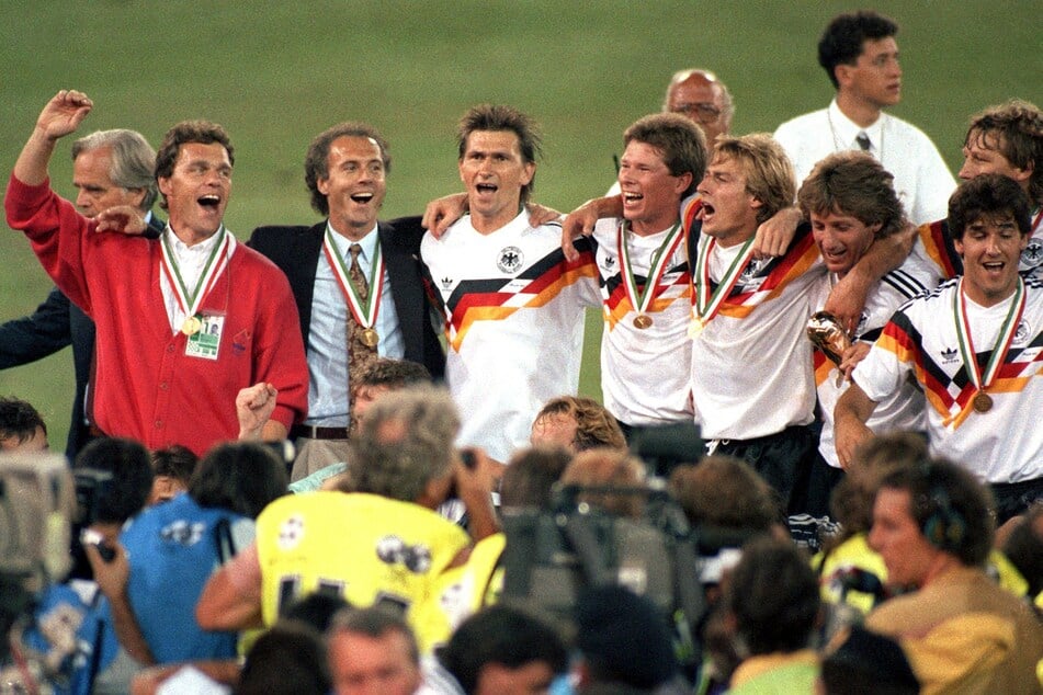 Mit der DFB-Elf wurde Frank Mill (†67, 2.v.r.) 1990 in Rom Weltmeister, auch wenn er nicht zum Einsatz kam.