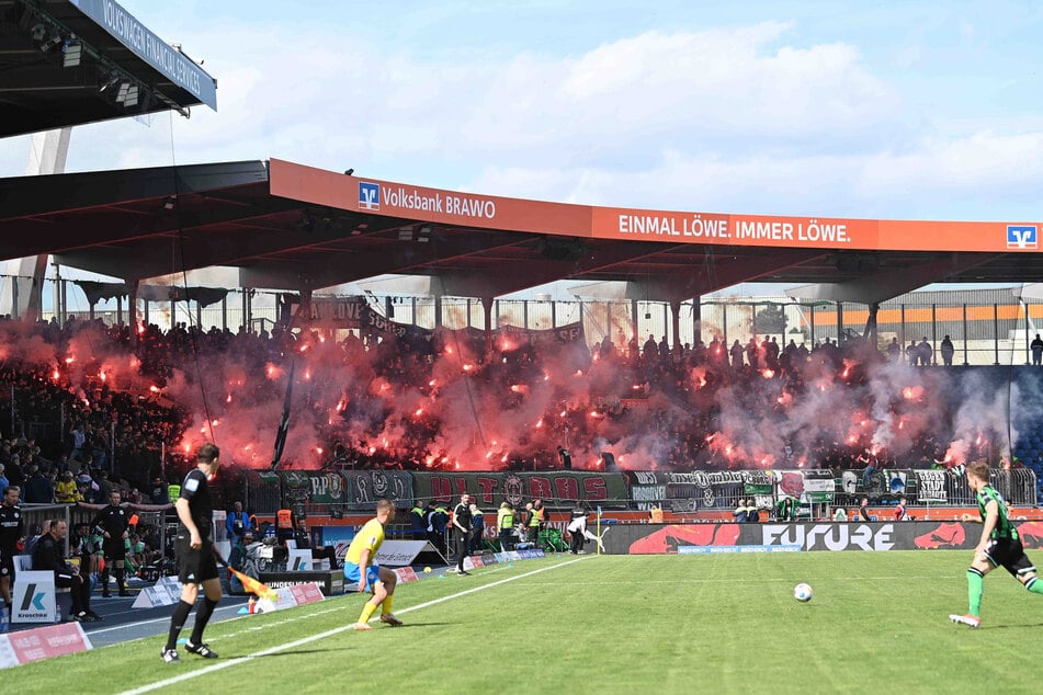 Beim bislang letzten Gastspiel der H96-Anhänger in Braunschweig wurde massenhaft Pyrotechnik gezündet.